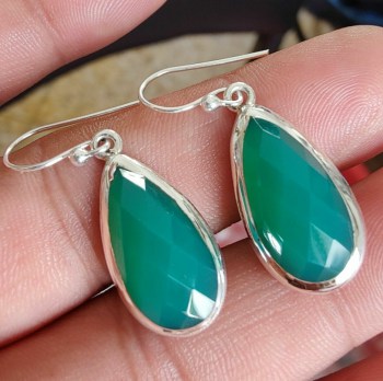 Zilveren oorbellen gezet met ovale facet groene Onyx